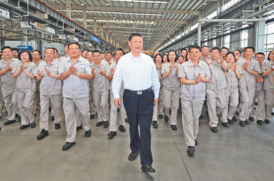 <p>　　5月19日至20日，中共中央总书记、国度主席、中央军委主席习近平在河南调查。这是19日下午，习近平在洛阳轴承集团股份有限公司智能工厂调查时，同企业职工在一路。</p><p>　　新华社记者??燕??雁摄</p>