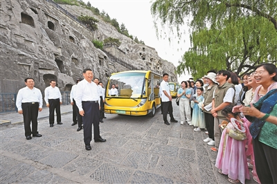 <p>　　5月19日至20日，中共中央总书记、国度主席、中央军委主席习近平在河南调查。这是19日下午，习近平在洛阳龙门石窟调查时，同游客亲切互换。</p><p>　　新华社记者??谢环驰摄</p>